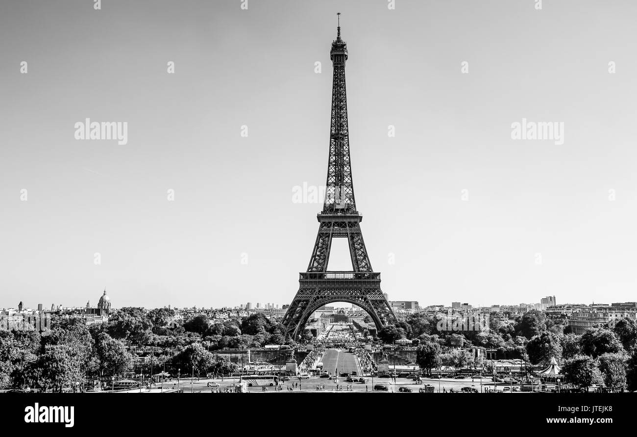 Famosa Torre Eiffel a Parigi - il più famoso punto di riferimento nella città Foto Stock Famosa Torre Eiffel a Parigi - il più famoso punto di riferimento nella città Foto Stock