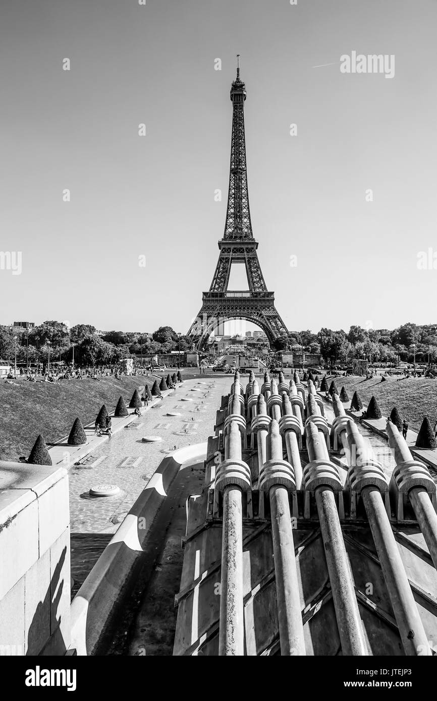 Punto di riferimento tipico e simbolo di Parigi - la famosa Torre Eiffel Foto Stock Punto di riferimento tipico e simbolo di Parigi - la famosa Torre Eiffel Foto Stock