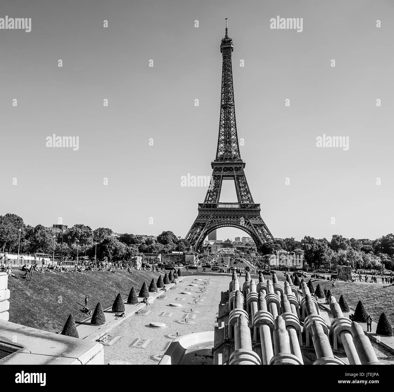 Punto di riferimento tipico e simbolo di Parigi - la famosa Torre Eiffel Foto Stock Punto di riferimento tipico e simbolo di Parigi - la famosa Torre Eiffel Foto Stock