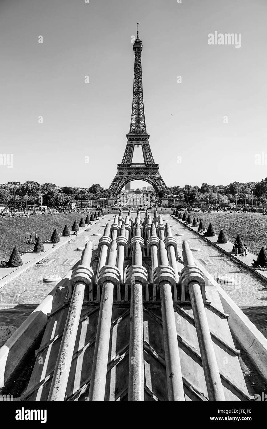 Punto di riferimento tipico e simbolo di Parigi - la famosa Torre Eiffel Foto Stock Punto di riferimento tipico e simbolo di Parigi - la famosa Torre Eiffel Foto Stock