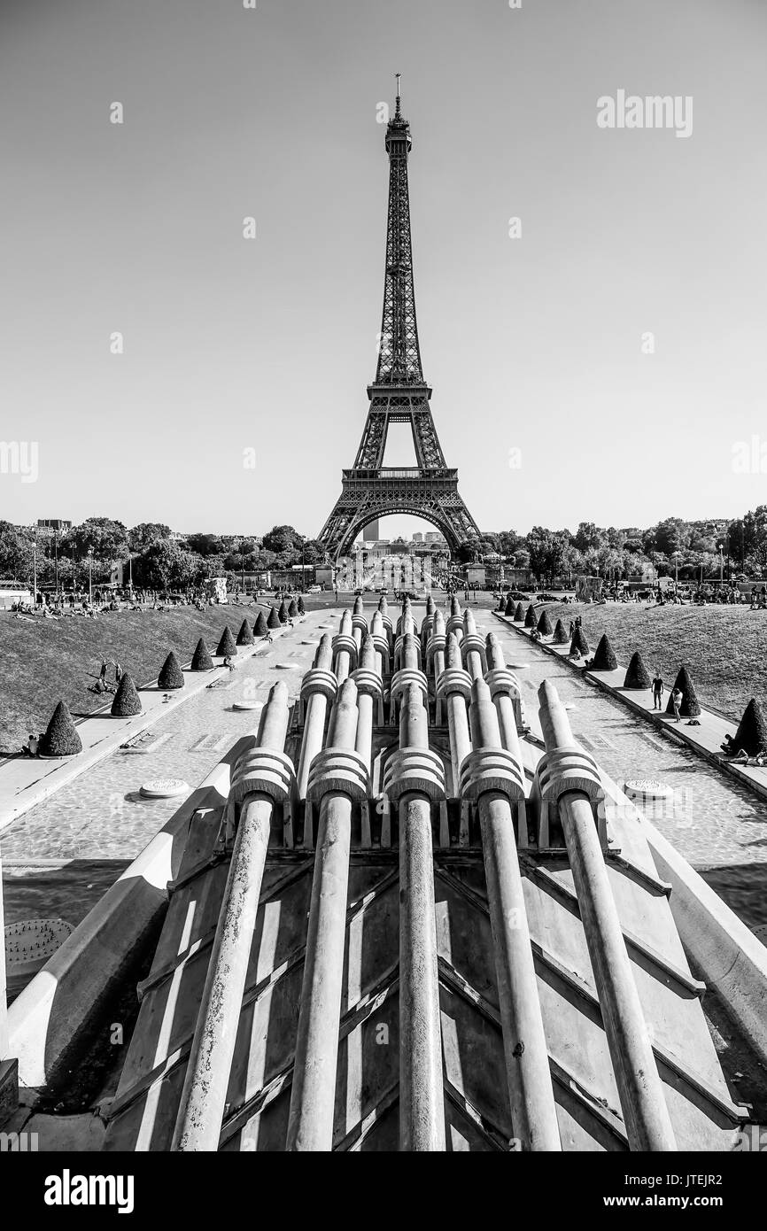 Punto di riferimento tipico e simbolo di Parigi - la famosa Torre Eiffel Foto Stock Punto di riferimento tipico e simbolo di Parigi - la famosa Torre Eiffel Foto Stock