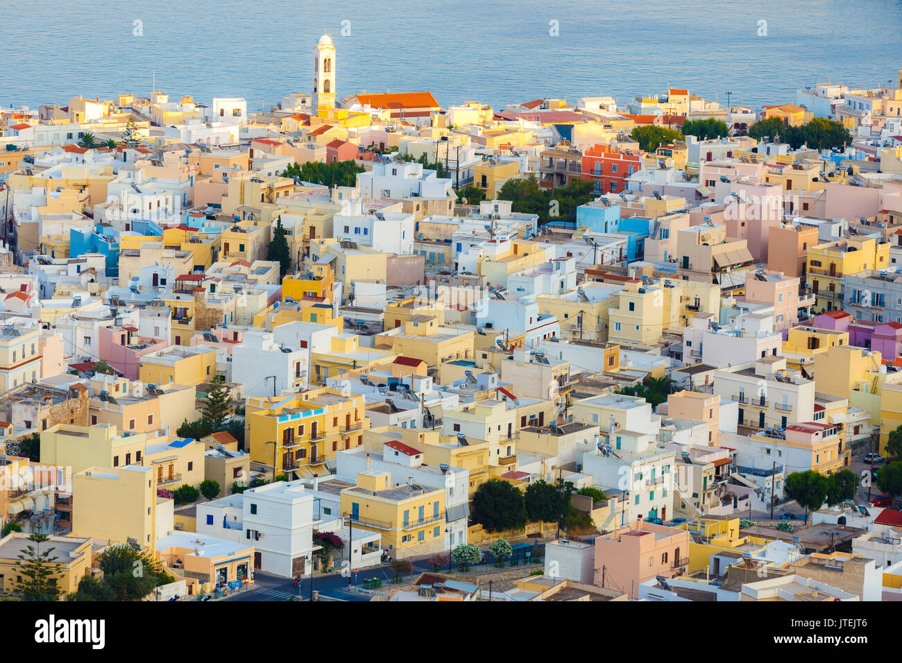 Ermoupolis o Hermoupolis edifici di distanza al crepuscolo. Ermoupolis è una città e ex comune sull'isola di Syros, Cicladi Grecia Foto Stock