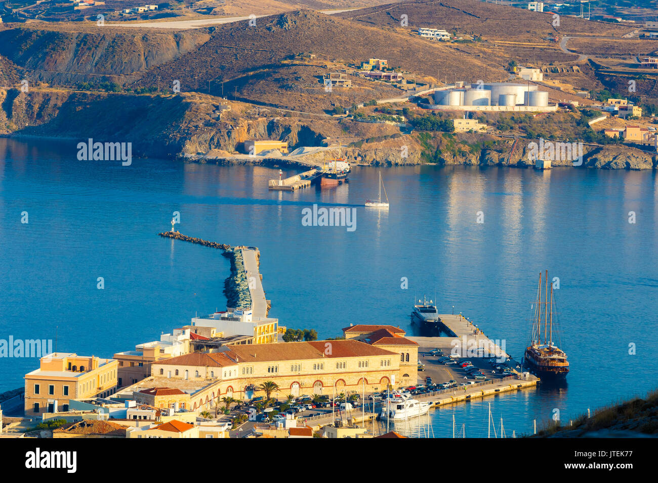 Ermoupolis o porta Hermoupolis e edifici di distanza al crepuscolo.Ermoupolis è una città e ex comune sull'isola di Syros, Cicladi Grecia Foto Stock