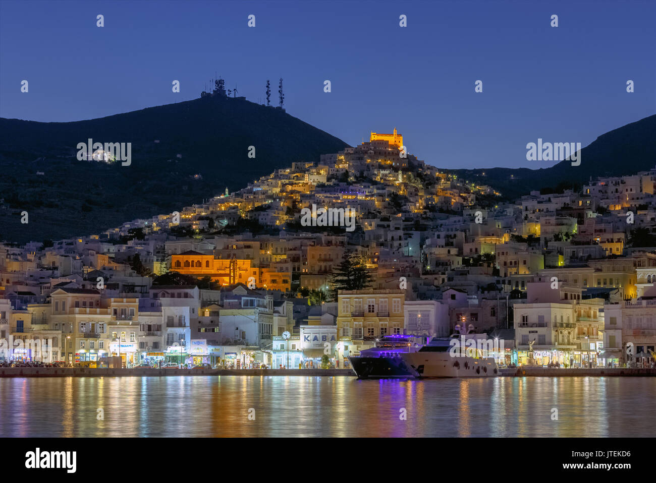 Ermoupolis in Syros Island con San Georgio chiesa e case tradizionali al crepuscolo, Grecia Foto Stock