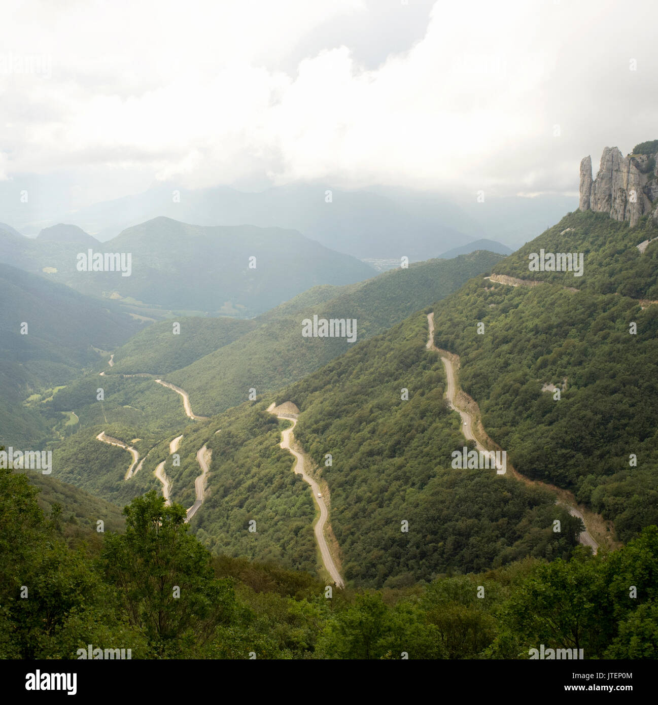 Una ripida e strada pericolosa nelle Alpi francesi Foto Stock