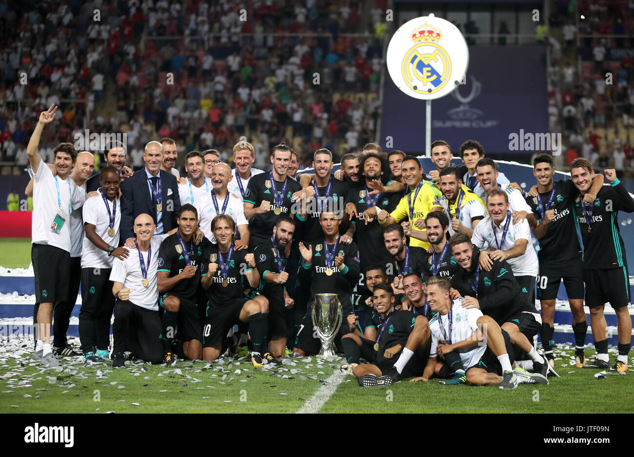 Real Madrid giocatori e staff di coaching festeggiare la conquista la Coppa UEFA Intertoto a Philip II Arena, Skopje, Macedonia. Foto Stock