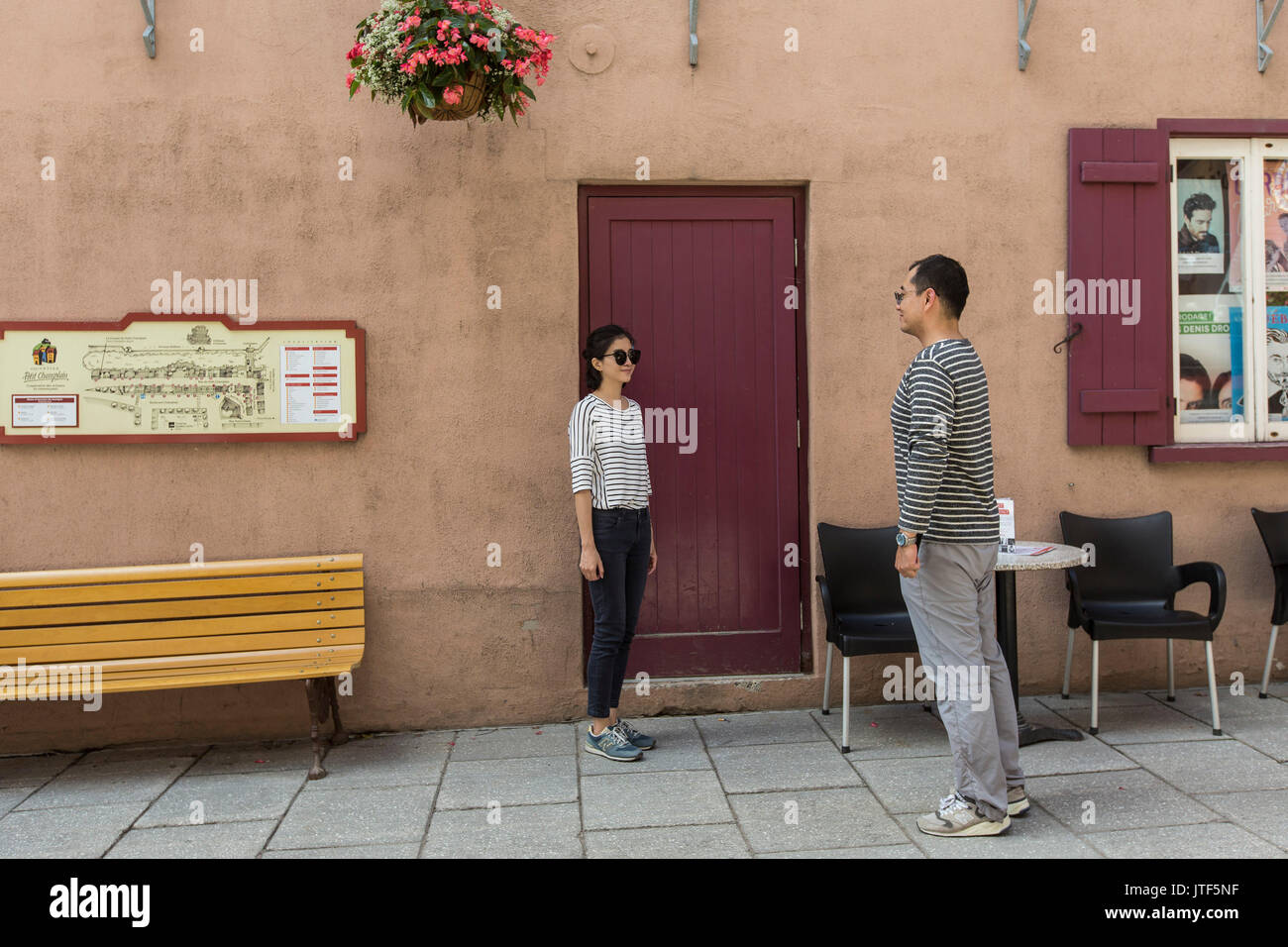 I turisti scattare una foto davanti a una porta in Quebec city quartiere di Petit Champlain a Quebec City Lunedì 10 Luglio, 2017. Il 'red porta magica" gioca un ruolo importante nell'episodio 2 del popolare coreano TV show Goblin: la solitaria e grande Dio ed è diventato un popolare sightseeing con turisti asiatici. Foto Stock
