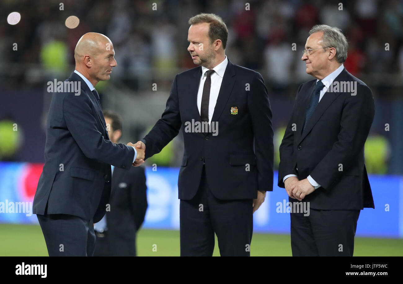 Real Madrid manager Zinedine Zidane scuote le mani con il Manchester United vice-presidente ed Woodward e leggere Madrid Presidente Florentino Perez (destra) dopo la Coppa UEFA Intertoto corrispondono a Philip II Arena, Skopje, Macedonia. Foto Stock