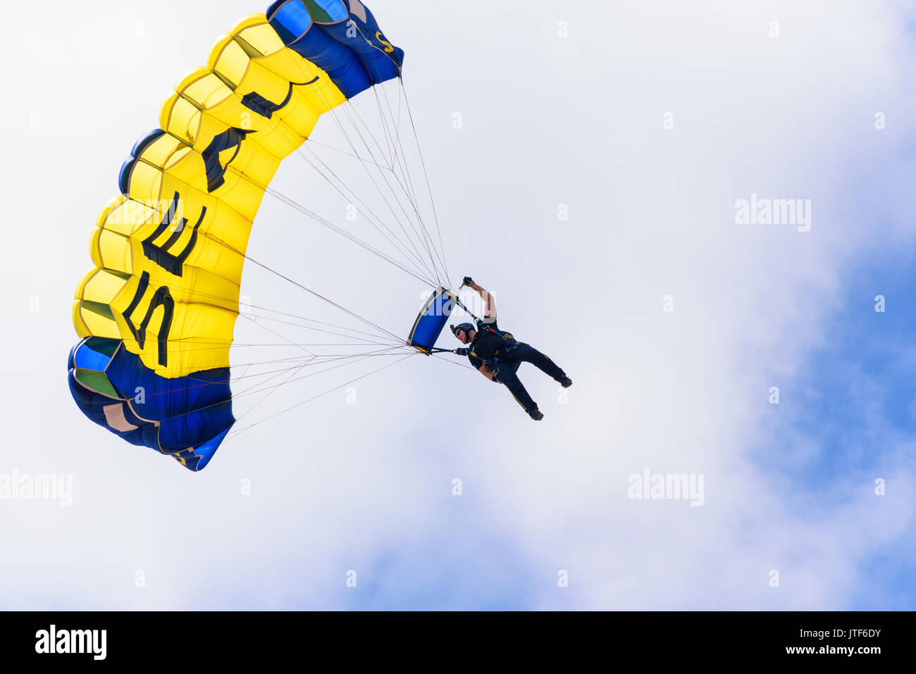 Cheyenne wyoming, Stati Uniti d'America - 27 luglio 2017: us navy cavallina di team di skydivers apre la frontiera annuale giorni rodeo. Foto Stock