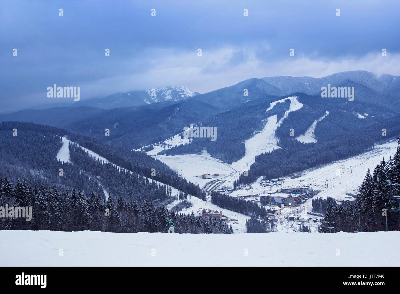 Vista fron la cima della montagna in Bukovel - ski resort in Ucraina. Vicino Ivano-Frankivsk. Foto Stock