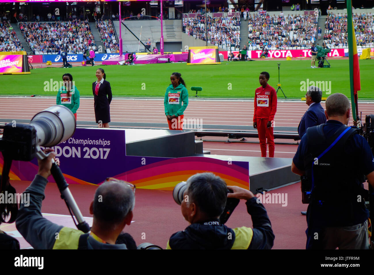 Tirunesh Dibaba dell Etiopia, argento, Almaz l'Ayana dell Etiopia, oro e Agnes Jebet Tirop del Kenya, bronzo a IAAF Campionati del Mondo London 2017. Foto Stock