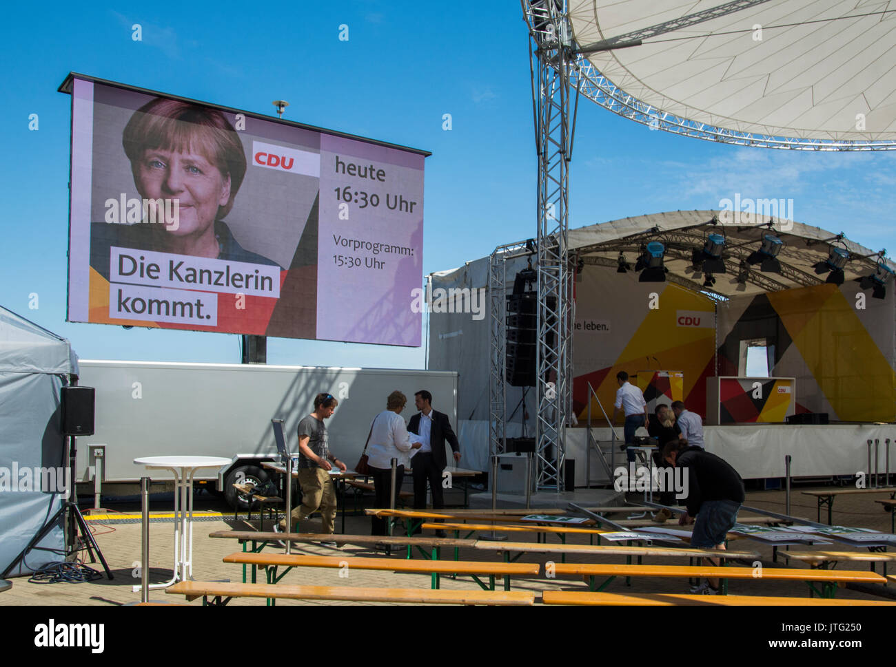 I preparativi per il Cancelliere Angela Merkel di parlare alla stazione balneare di Heiligenhafen, Holstein, Germania, nel luglio 2017 Foto Stock