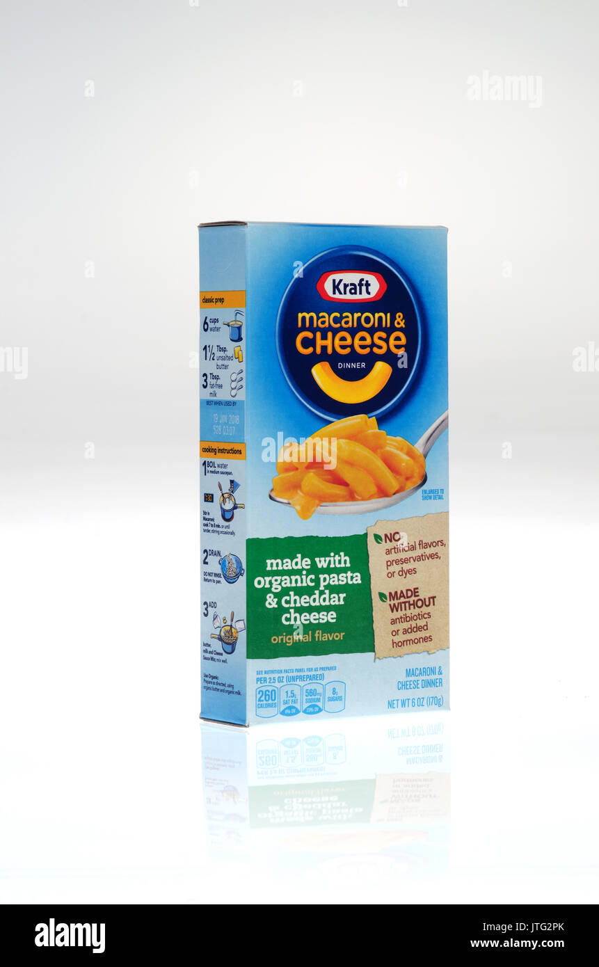 Confezione chiusa della Kraft Pasta biologica di Mac e formaggio.su sfondo bianco. Stati Uniti d'America Foto Stock