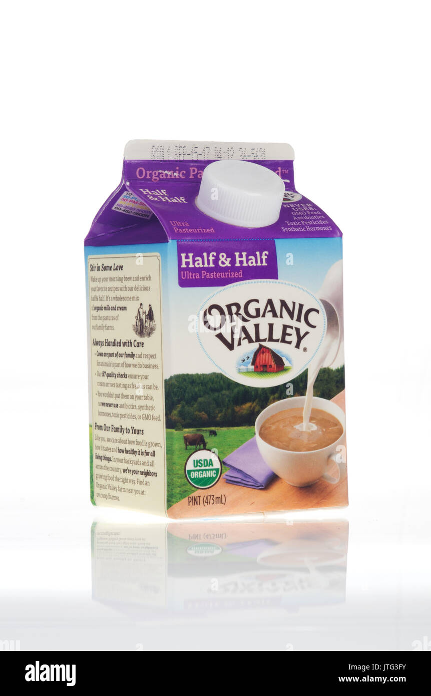 Pinta di cartone di Organic Valley metà e metà crema su sfondo bianco, tagliato fuori. Foto Stock