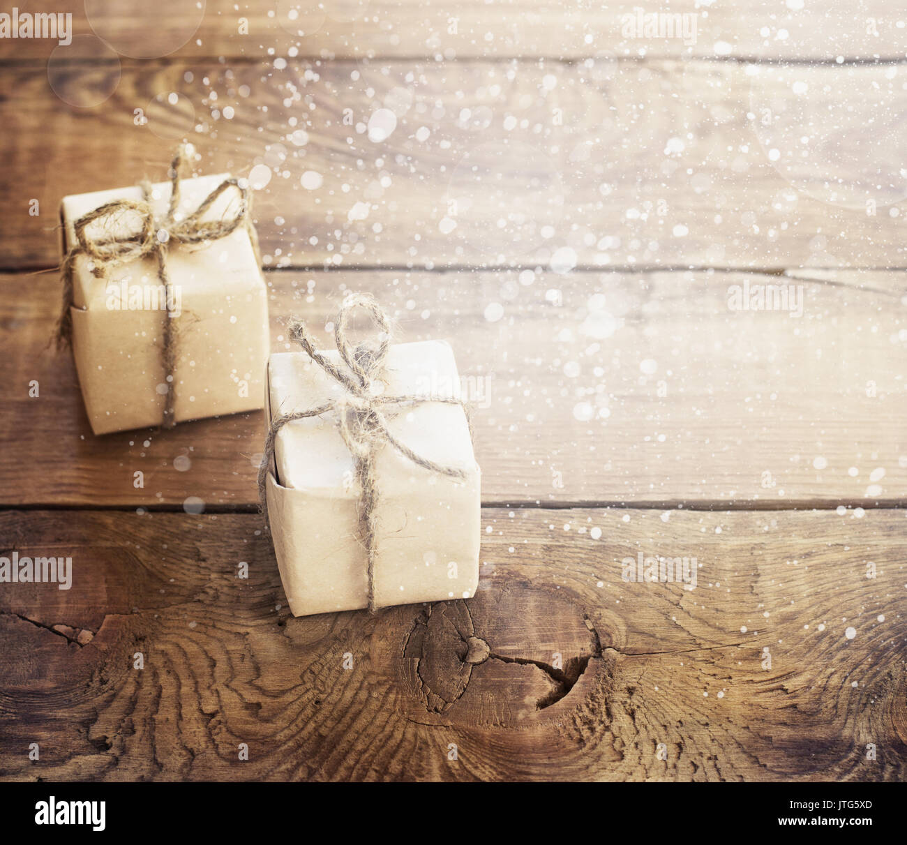 I regali di Natale sul scuro dello sfondo in legno in stile vintage tonificante Foto Stock