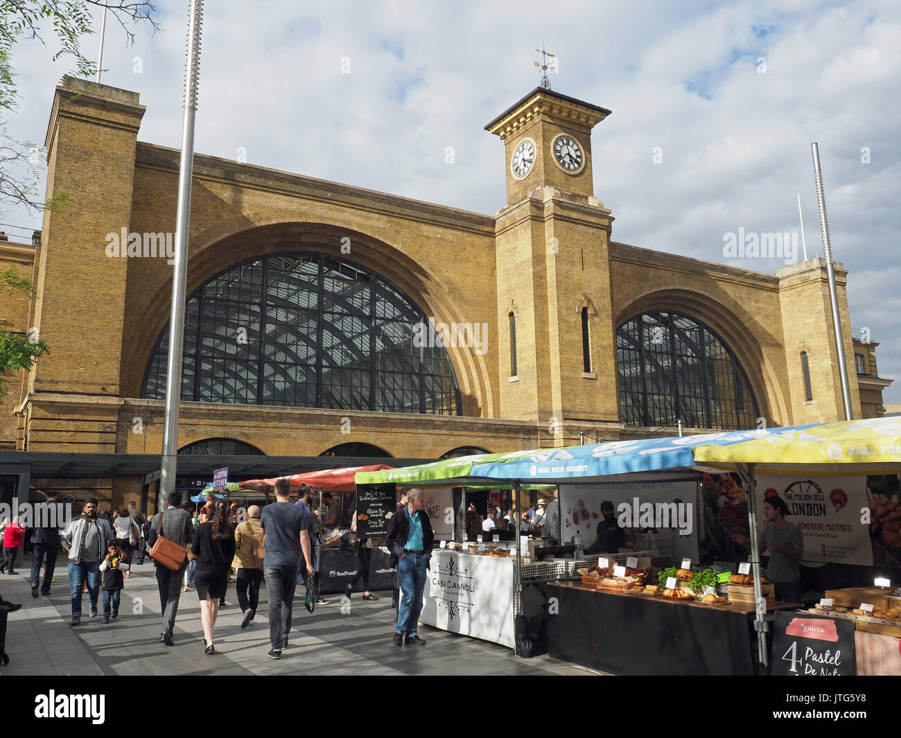 Vista del vero mercato alimentare su Kings Cross piazza di fronte alla stazione di King Cross a Londra Foto Stock