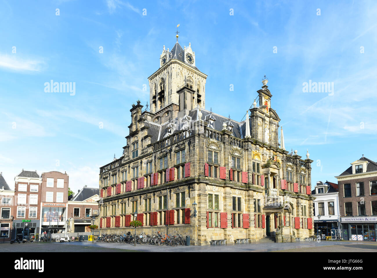 Una vista del Stadhuis o City Hall di Delft piazza del mercato di Delft, South Holland, Paesi Bassi Foto Stock