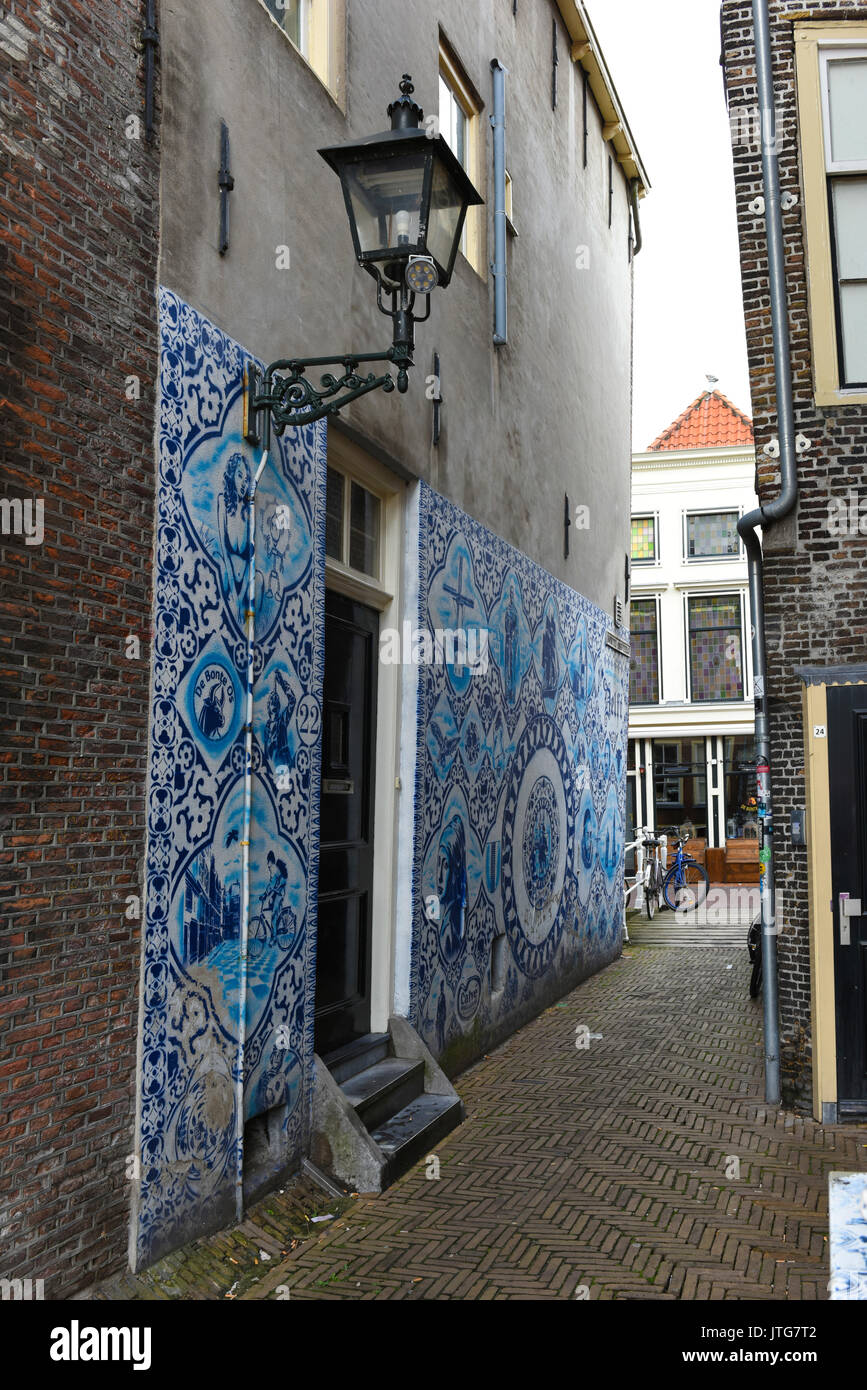 Edifici con graffiti in Delft, South Holland, Paesi Bassi Foto Stock