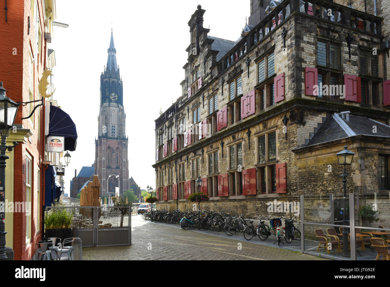 Una vista del Stadhuis o la City Hall e la Nieuwe chiesa in Delft piazza del mercato di Delft, South Holland, Paesi Bassi Foto Stock