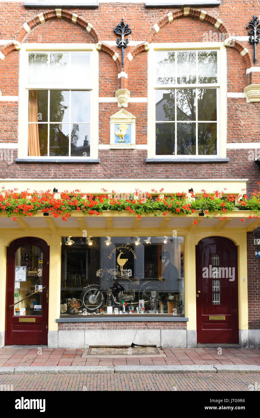 Una finestra del negozio visualizzando un vintage moto BMW in Delft, South Holland, Paesi Bassi Foto Stock