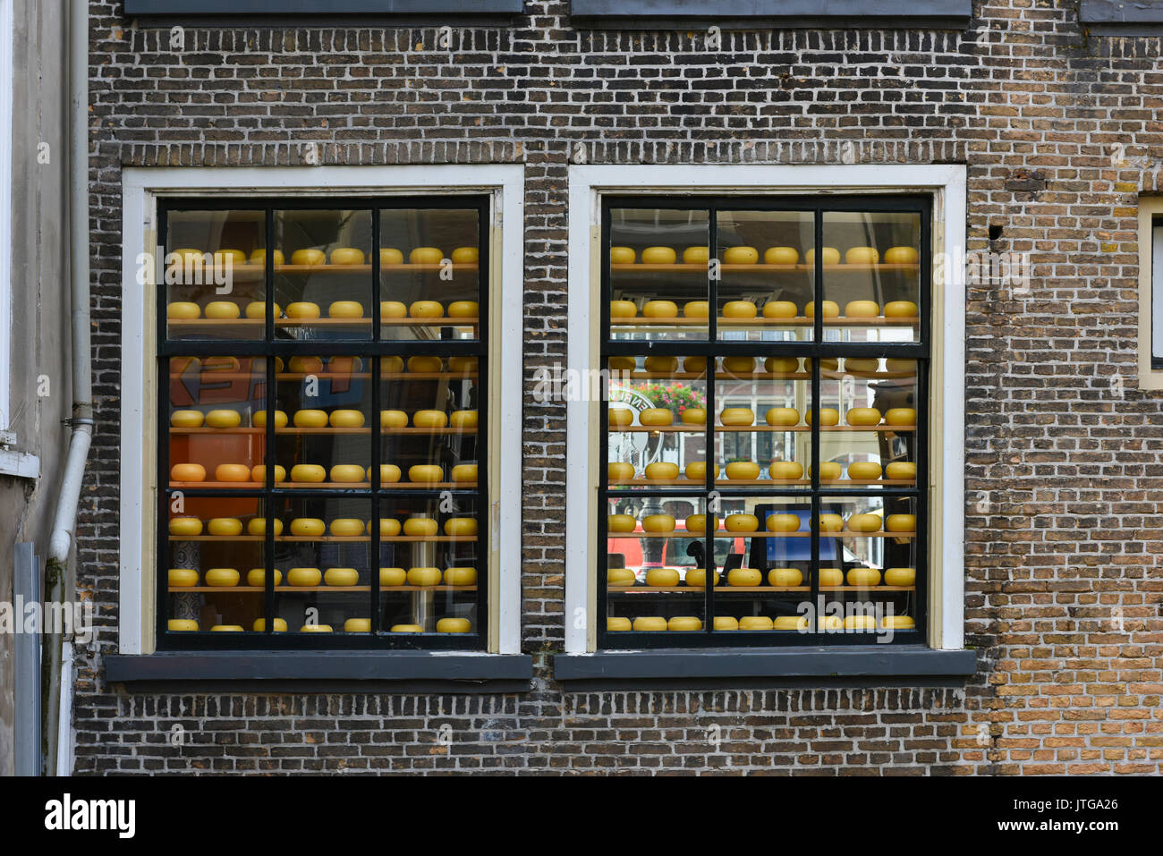Formaggi in vendita sul display in una vetrina di Delft, South Holland, Paesi Bassi Foto Stock