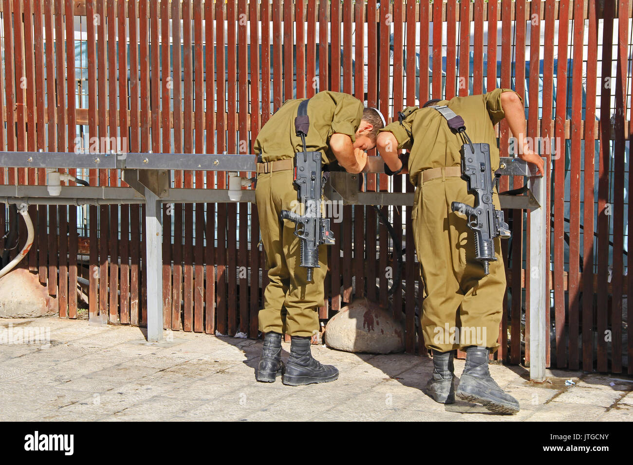 Gerusalemme, Israele, 24 ottobre 2013, truppe israeliane acqua potabile mentre si è in attesa di essere giurato in presso il Muro occidentale. Foto Stock