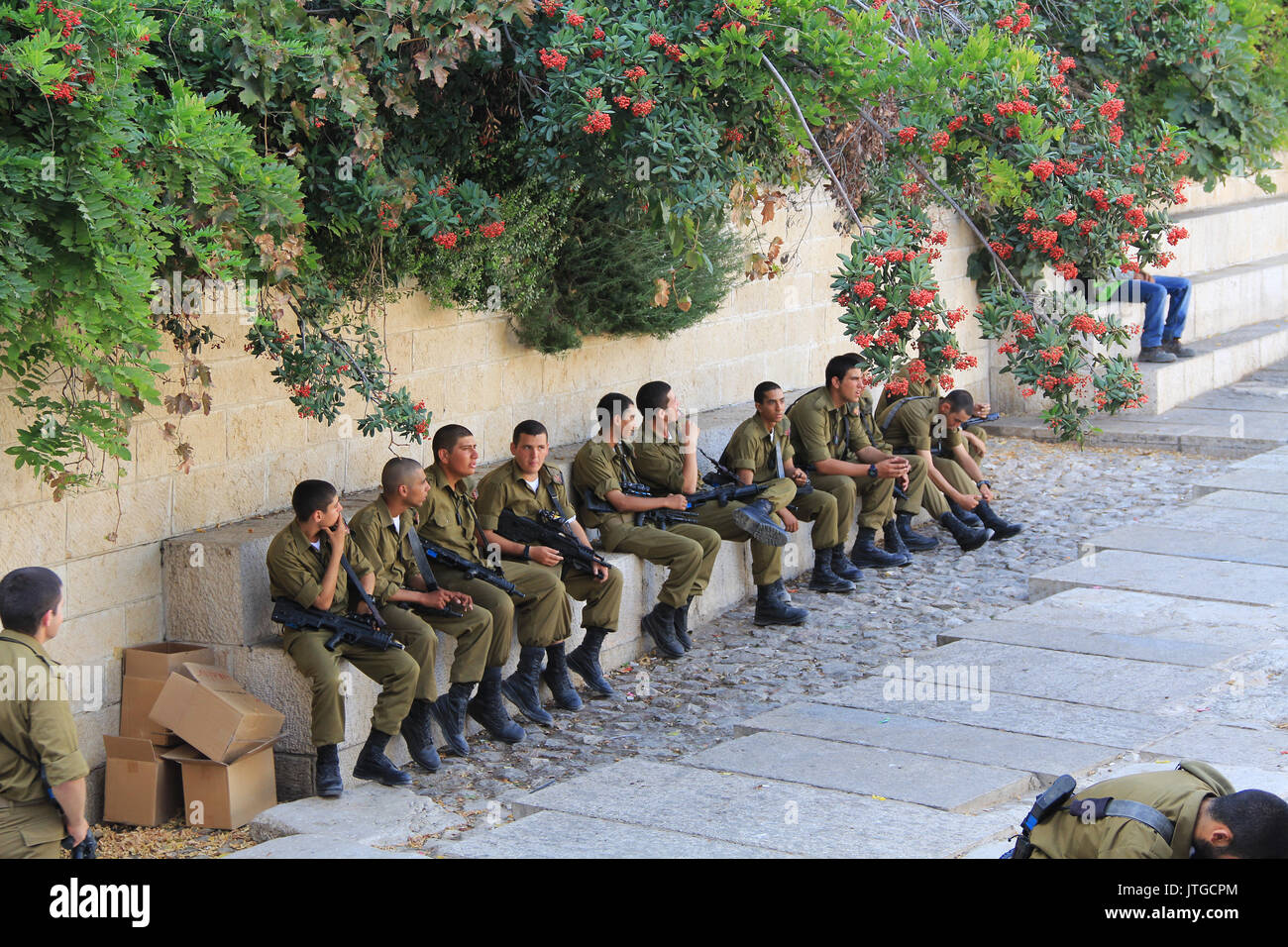 Gerusalemme, Israele, 24 ottobre 2013, truppe israeliane in attesa di essere giurato in all'interno della vecchia Gerusalemme vicino al Muro del Pianto. Foto Stock