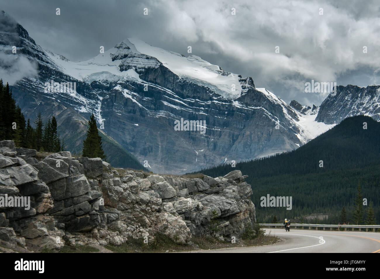 Biker su una strada di montagna in Banff, Alberta, Canada Foto Stock
