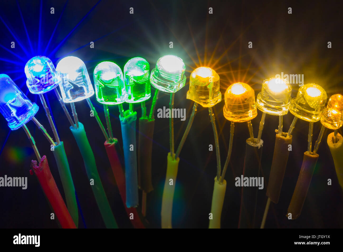 Riga di colorato luminoso luci led collegati gli uni agli altri Foto Stock