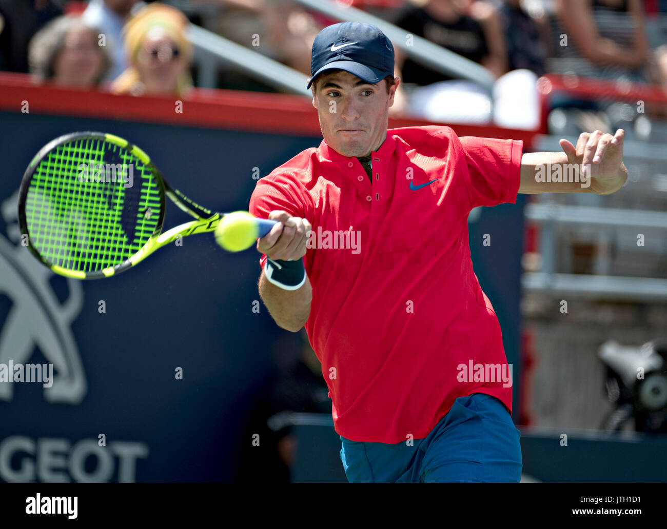 Montreal, Canada. 8 Ago, 2017. Ernesto Escobedo degli Stati Uniti restituisce la palla durante il match di primo turno contro Nikoloz Basilashvili della Georgia presso il Rogers Cup torneo di tennis a Montreal, Canada, su Agosto 8, 2017. Credito: Andrew Soong/Xinhua/Alamy Live News Foto Stock