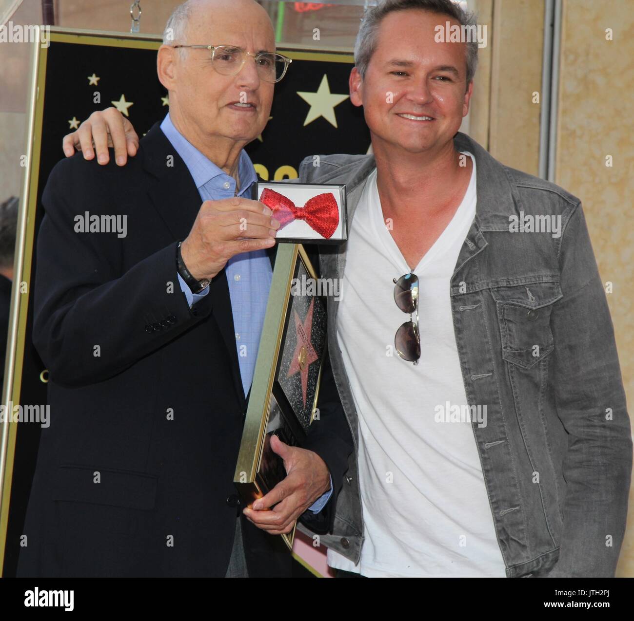 Hollywood, California, USA. Il 7 agosto, 2017. Ho15918CHW.Jeffrey Tambor onorato con la stella sulla Hollywood Walk of Fame.6320 Hollywood Boulevard, Hollywood, California, Stati Uniti d'America.08/08/2017.Jeffrey Tambor E ROY PREZZO (AMAZON STUDIOS) . © Clinton H.Wallace/Photomundo International/ Foto Inc Credito: Clinton Wallace/Globe foto/ZUMA filo/Alamy Live News Foto Stock