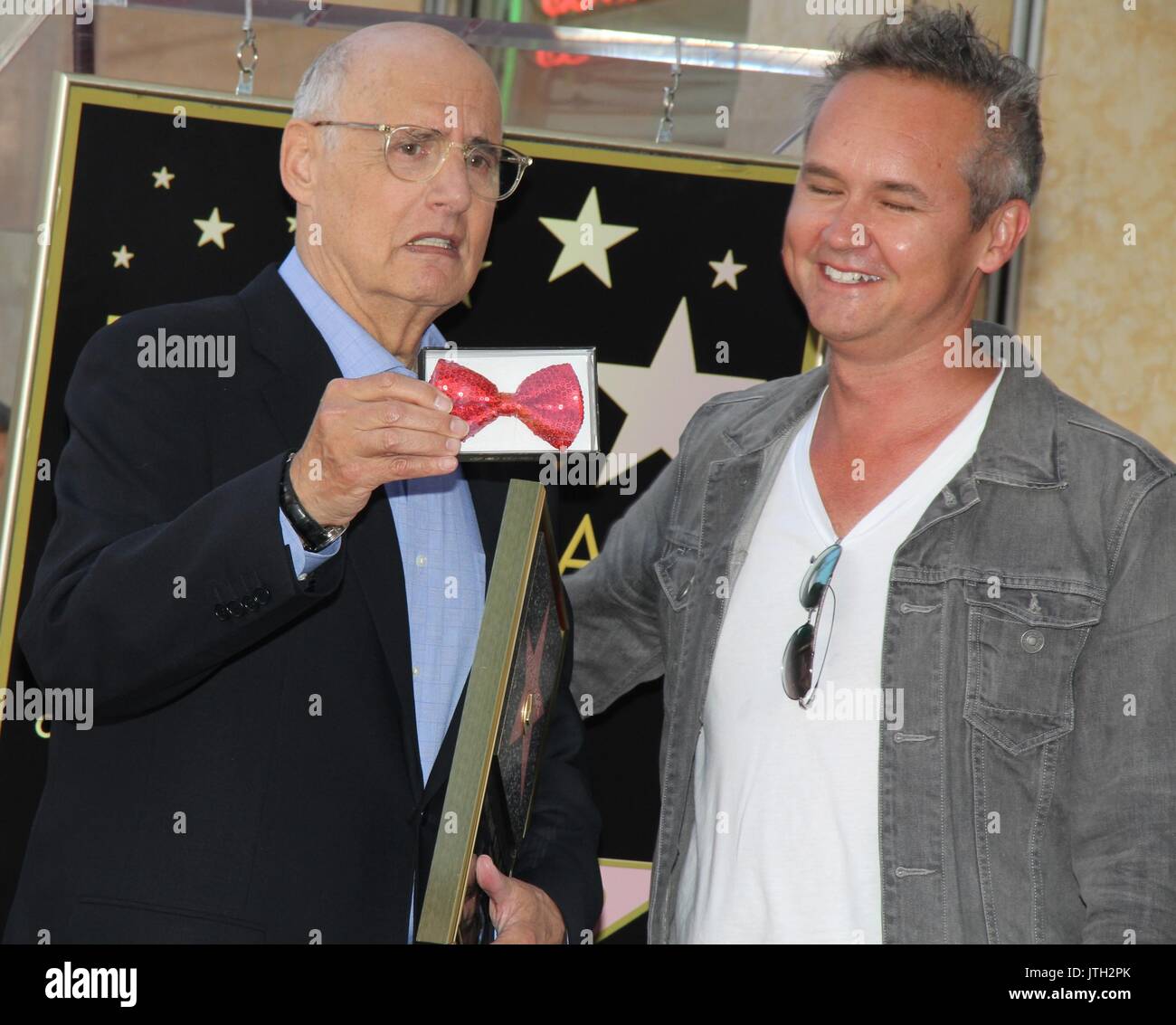 Hollywood, California, USA. Il 7 agosto, 2017. Ho15918CHW.Jeffrey Tambor onorato con la stella sulla Hollywood Walk of Fame.6320 Hollywood Boulevard, Hollywood, California, Stati Uniti d'America.08/08/2017.Jeffrey Tambor E ROY PREZZO (AMAZON STUDIOS) . © Clinton H.Wallace/Photomundo International/ Foto Inc Credito: Clinton Wallace/Globe foto/ZUMA filo/Alamy Live News Foto Stock