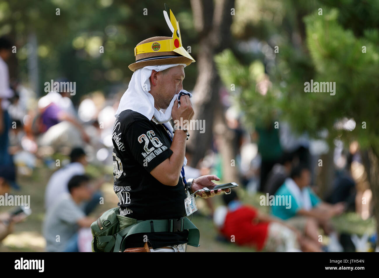 Un uomo gioca ''Pokemon Vai'' sul suo smartphone su uno dei giorni più caldi dell'estate di Pokemon andare Park a Yokohama Minatomirai il 9 agosto 2017 a Yokohama, Giappone. Centinaia di Pokemon vai app fan riuniti presso la speciale Pokemon andare Park, a 2km area comprendente PokeStops speciali e PokemonGyms, per raccogliere i caratteri. Minatomirai tiene annualmente un evento di Pokemon includente una parata di 1500 Pikachu attraverso la zona e questo anno ha aggiunto Pokemon andare attrazioni. Pokemon andare park è aperto dal 9 agosto al 15. Credito: Rodrigo Reyes Marin/AFLO/Alamy Live News Foto Stock