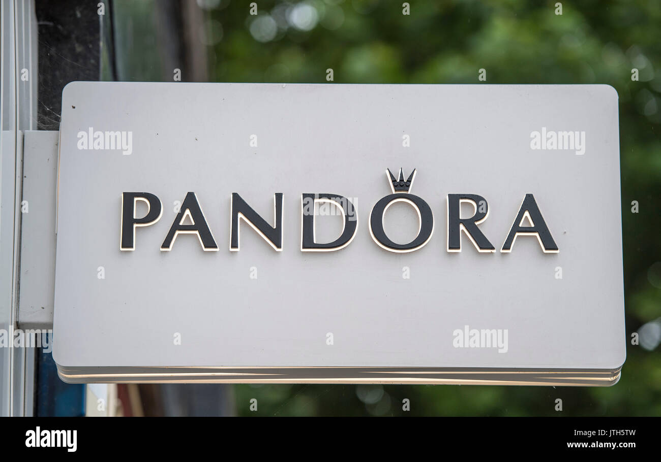 Brentwood, Essex, 9 agosto 2917 danese creatore di gioielli Pandora postato secondo trimestre a risultati inferiori alle aspettative. La società ha registrato un secondo trimestre le vendite di 4,83 miliardi di corone, al di sotto del 4,90 miliardi di euro stima media degli analisti interrogati da Reuters. Fotografie di segnaletica Foto Stock