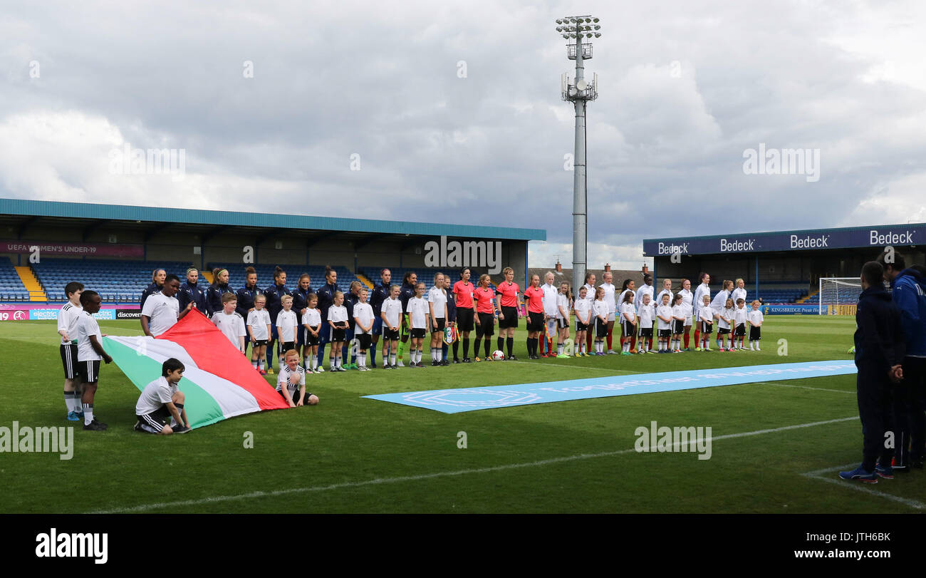 Mourneview Park, Lurgan, Irlanda del Nord. 08 agosto 2017. Femminile UEFA sotto-19 Campionato GRUPPO B - Italia v Inghilterra. I team e i dipendenti prima di kick-off. Credito: David Hunter/Alamy Live News. Foto Stock