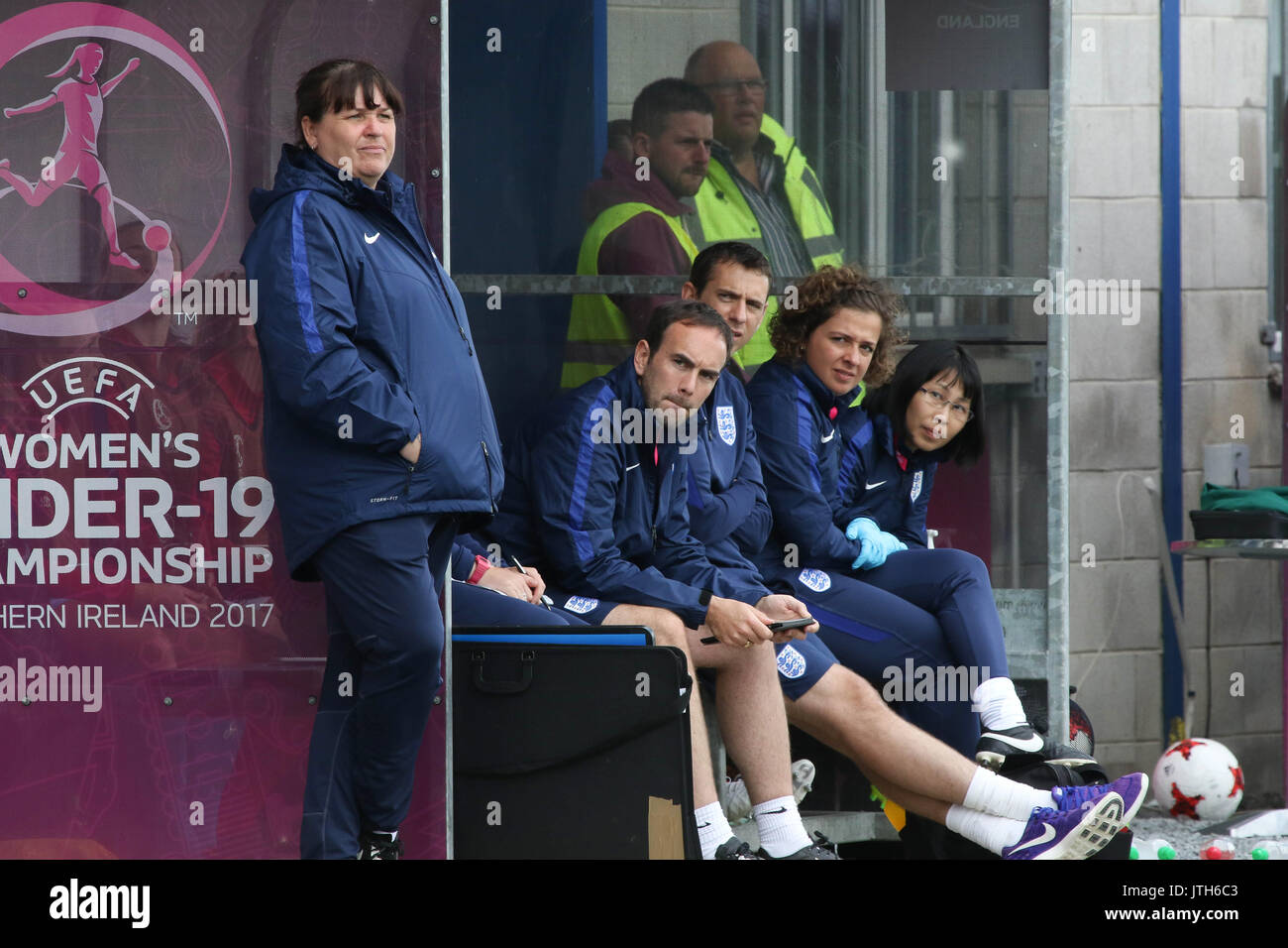 Mourneview Park, Lurgan, Irlanda del Nord. 08 agosto 2017. Femminile UEFA sotto-19 Campionato GRUPPO B - Italia v Inghilterra. Pullman Enlgland Maureen 'o' Marley (sinistra) guarda a. Credito: David Hunter/Alamy Live News. Foto Stock