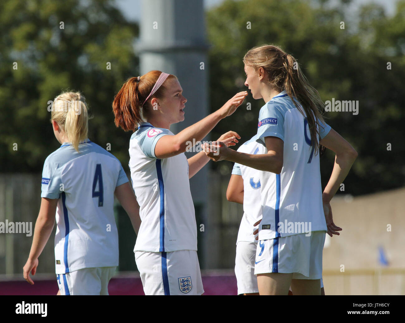 Mourneview Park, Lurgan, Irlanda del Nord. 08 agosto 2017. Femminile UEFA sotto-19 Campionato GRUPPO B - Italia v Inghilterra.La Georgia Allen (sinistra) celebra il suo secondo obiettivo. Credito: David Hunter/Alamy Live News. Foto Stock