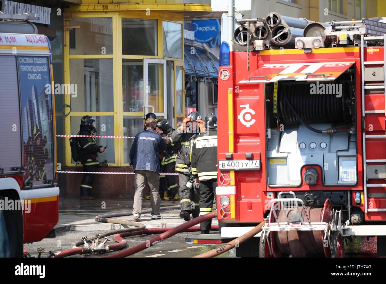 Mosca. Il 9 agosto, 2017. Il lavoro dei vigili del fuoco per estinguere il fuoco a Mosca, Russia su Agosto 9, 2017. Incendio scoppiato in un edificio nella parte orientale di Mosca, la capitale della Russia, il mercoledì pomeriggio, testimoni ha detto. Credito: Bai Xueqi/Xinhua/Alamy Live News Foto Stock