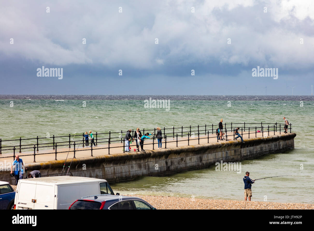 Herne Bay, Kent, Regno Unito, 9 agosto 2017. Regno Unito notizie meteo. Un giorno che le previsioni minacciano pioggia pesante si trasforma in una calda giornata d'estate con nuvole temporalesche a Hampton Herne Bay, nell'estuario del Tamigi. Famiglie e bambini e pescatori fanno la maggior parte dei periodi soleggiati di pesce e la cattura di granchi off al piccolo molo. Credito: Richard Donovan/Live Alamy News Foto Stock