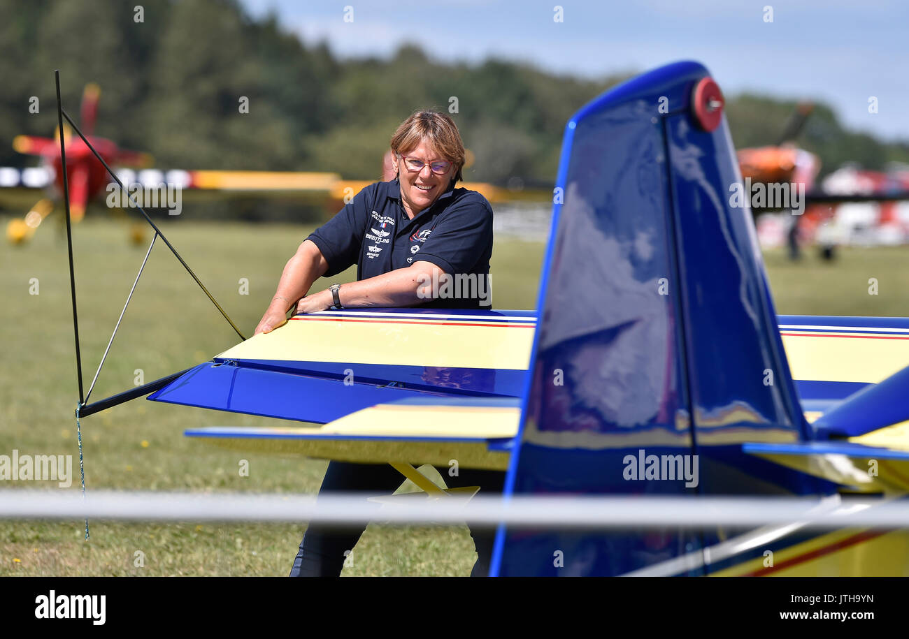 Chotebor, Repubblica Ceca. 09Aug, 2017. Membro di una squadra francese prepara Extra 330SC aereo durante il decimo FAI avanzata europea del campionato di Acrobazia Aerea 2017 in Chotebor, Repubblica Ceca, il 9 agosto 2017. Credito: Lubos Pavlicek/CTK foto/Alamy Live News Foto Stock