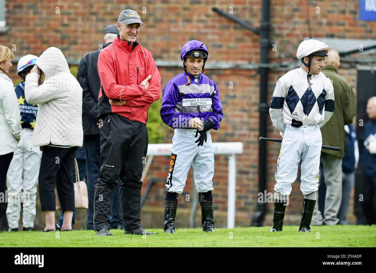 Brighton, Regno Unito. Il 9 agosto, 2017. Jockey Silvestre De Sousa (centro) al Marstons il giorno della gara in Maronthonbet festival di corse a Brighton Racecourse Credito: Simon Dack/Alamy Live News Foto Stock