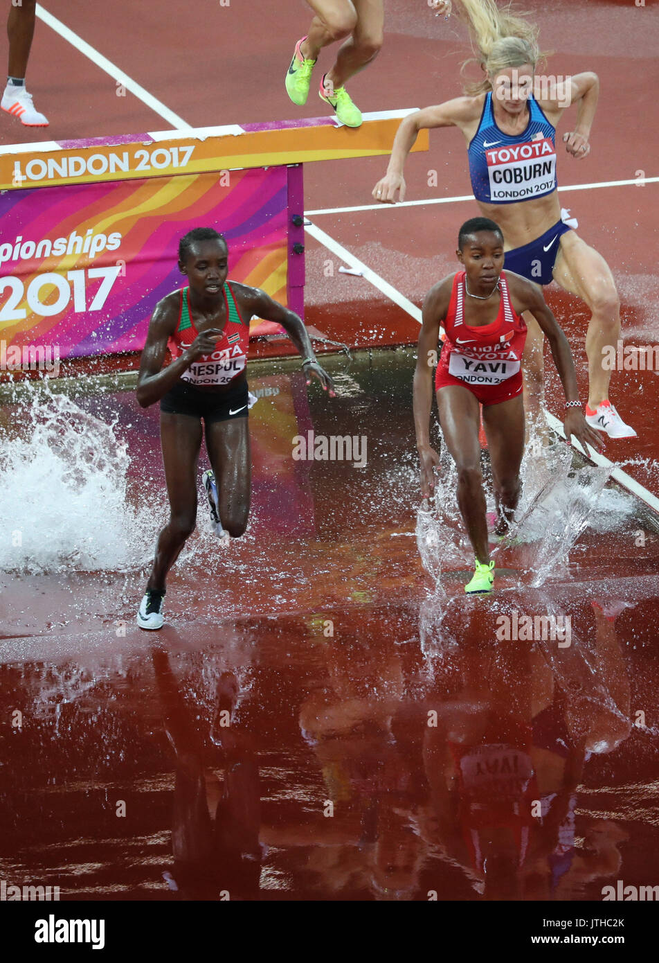 Londra, Regno Unito. 09Aug, 2017. Gli atleti splash attraverso l'acqua nella donna 3,000m Siepi riscalda il giorno 6 della IAAF London 2017 Campionati del mondo presso il London Stadium. Credito: Paolo Davey/Alamy Live News Foto Stock