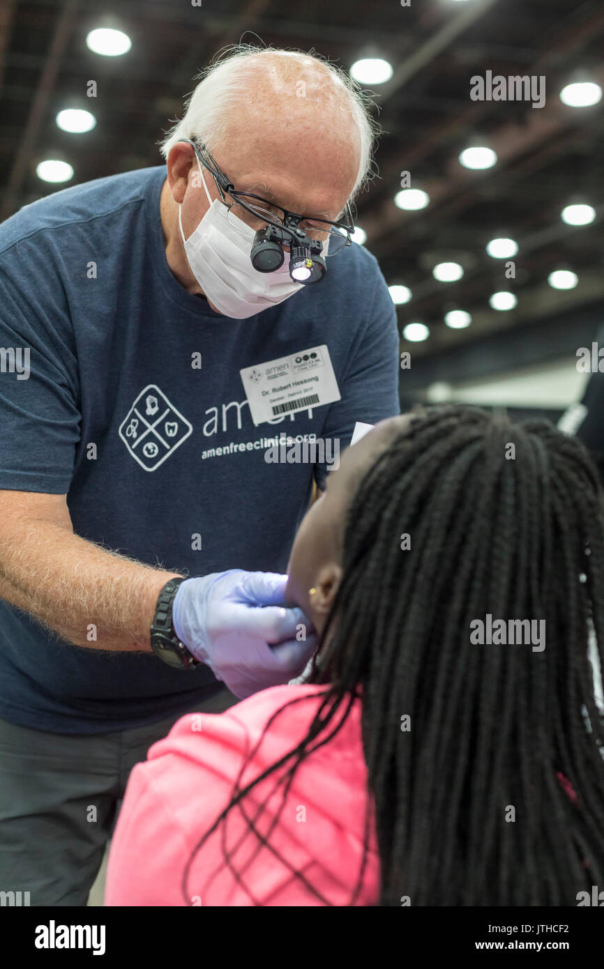 Detroit, Michigan, Stati Uniti d'America. Il 9 agosto, 2017. Un volontario dentista esamina una denti del paziente durante il Motor City Medical Mission, gratuitamente una tre-giorni di clinica medica sponsorizzato da Adventist Medical Evangelismo la rete. Credito: Jim West/Alamy Live News Foto Stock