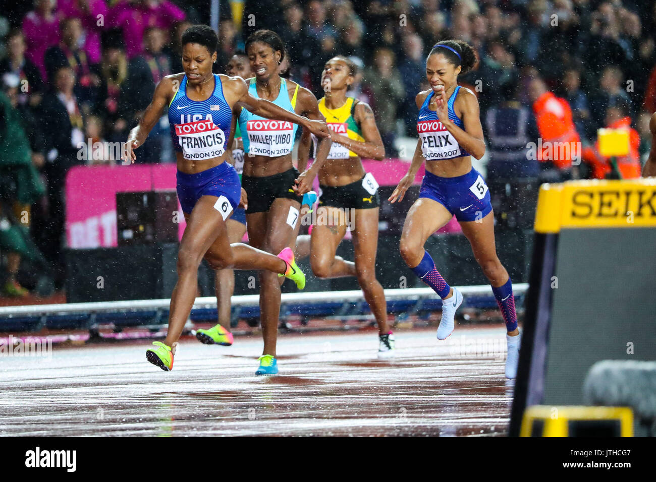 Londra, Regno Unito. 09Aug, 2017. Londra, Agosto 09 2017 . Phyllis Francesco, USA, vince le donne 400m Finale in 49.92 secondi di vantaggio di Salwa Eid Naser, Bahrein, seconda e Allyson Felix, STATI UNITI D'AMERICA, in terza il giorno sei della IAAF London 2017 Campionati del mondo presso il London Stadium. Credito: Paolo Davey/Alamy Live News Foto Stock