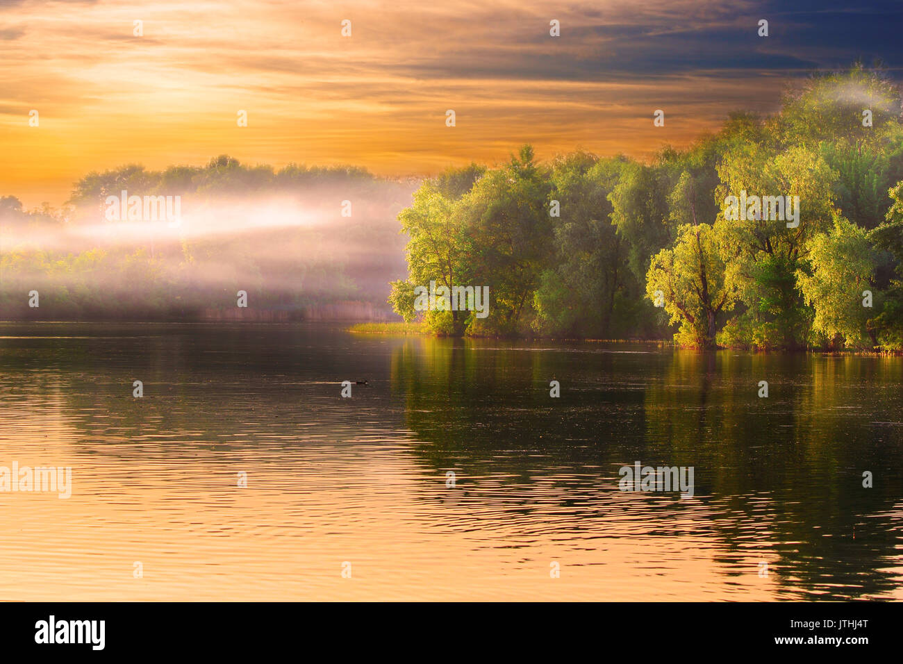 Serata sul fiume Dnieper coperto con haze Foto Stock