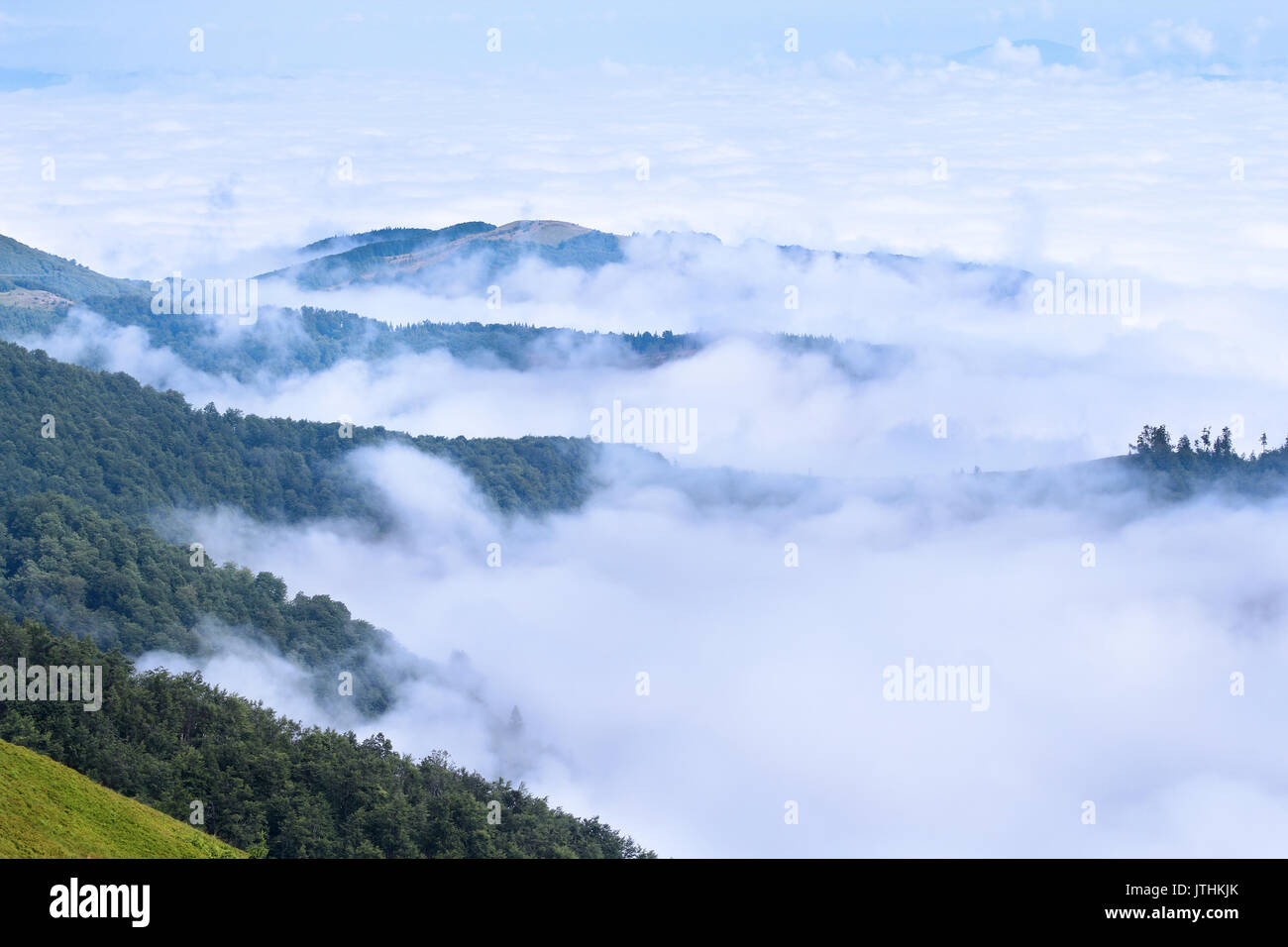 Vista aerea sulle montagne dei Carpazi coperto di nuvole Foto Stock