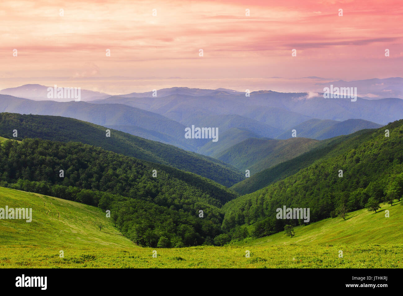 Colorato paesaggio oltre le creste delle montagne dei Carpazi in Ucraina Foto Stock