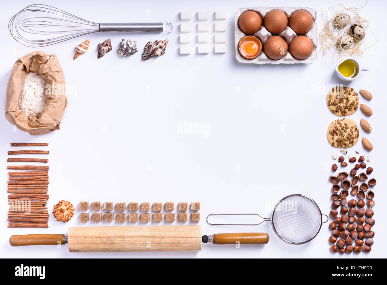 Cornice con attrezzi e ingredienti per pasticceria o pasticceria e posto  per il testo nel centro Foto stock - Alamy