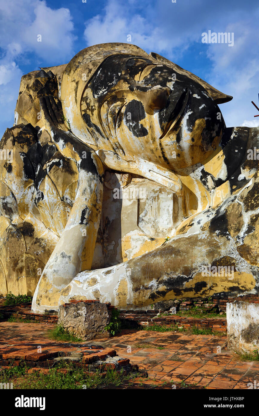 Rovine del tempio del Buddha reclinato, Wat Lokaya Suttha, Ayutthaya, Thailandia Foto Stock