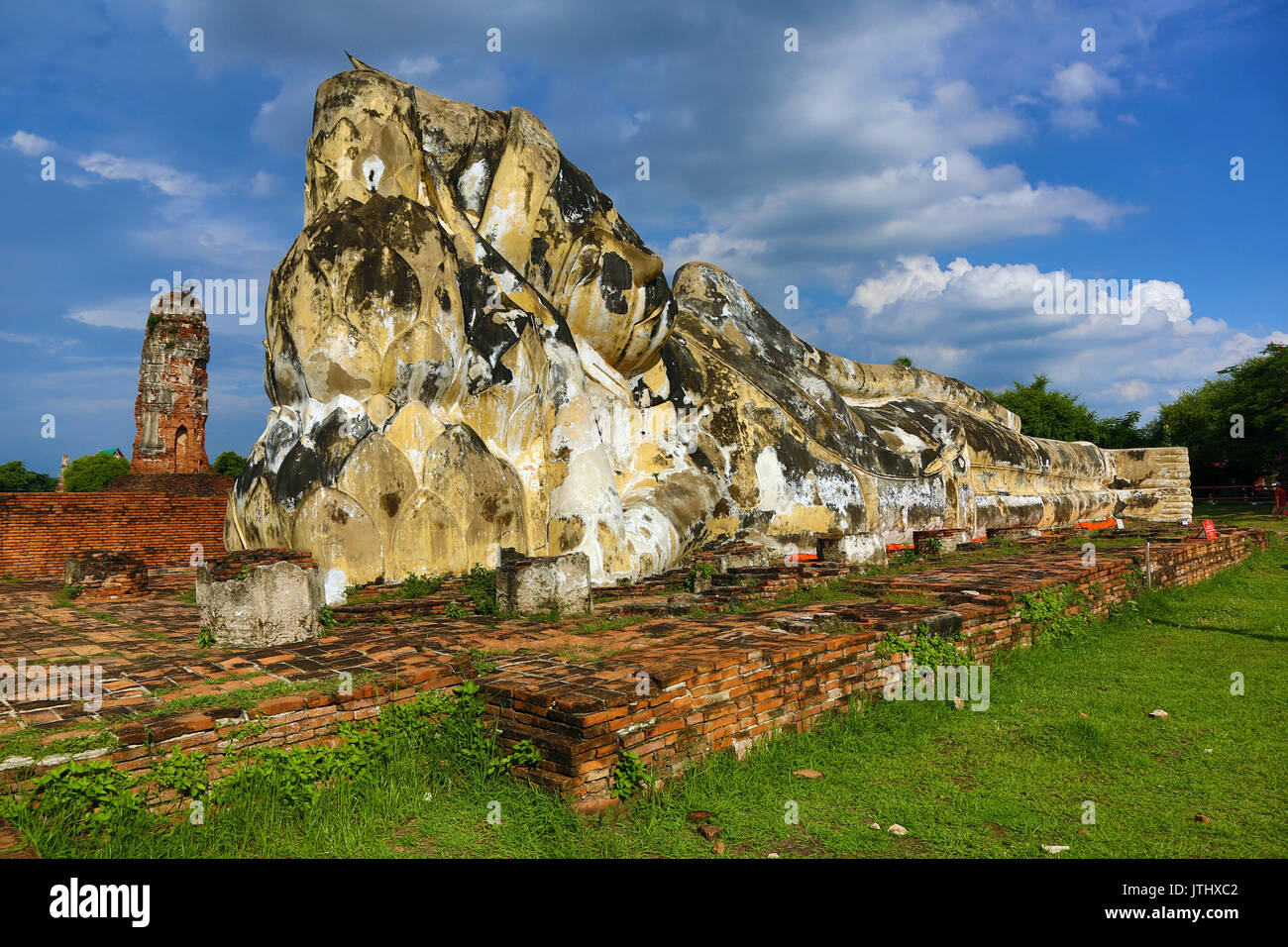 Rovine del tempio del Buddha reclinato, Wat Lokaya Suttha, Ayutthaya, Thailandia Foto Stock